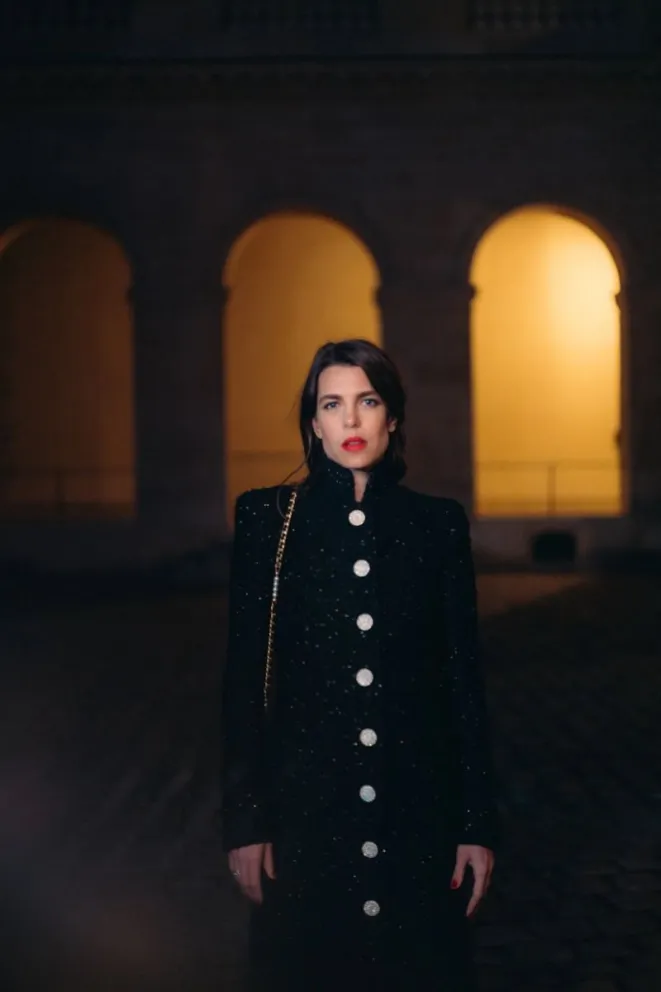 Carolina de Mónaco sorprendida: Carlota Casiraghi posa con un controversial vestido Chanel