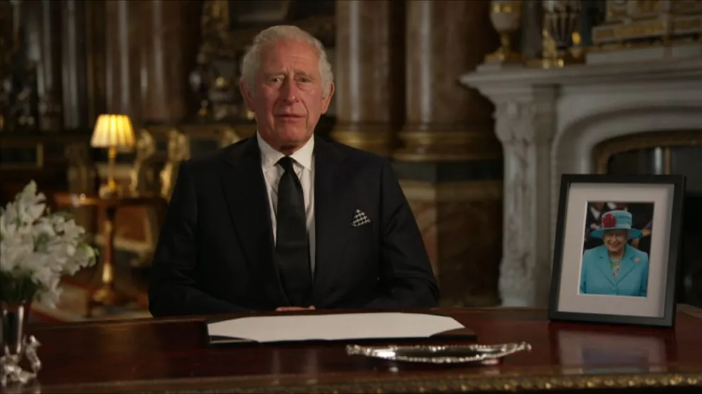 Isabel II no se lo permitiría: el rey Carlos III reformó una importante tradición de vestimenta