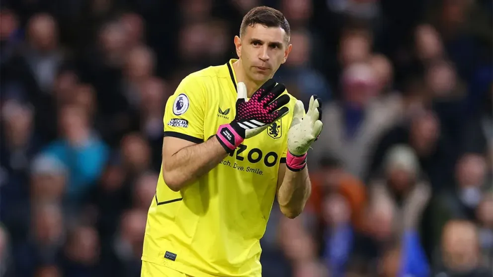 El nuevo gesto del Dibu Martínez que molestó en Europa: cada vez más lejos del Aston Villa