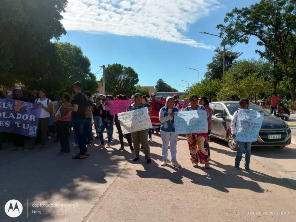 Abusó de su hija y está en libertad: una multitud marchó en repudio