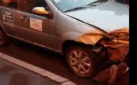 Remis chocó contra un vehículo estacionado en pleno centro de la ciudad de Salta