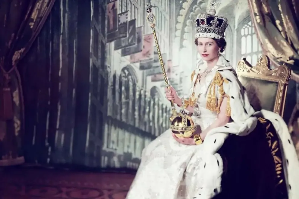La curiosa historia de las invitaciones reales: 5 ejemplos que antecedieron a Carlos III y a Camila Parker