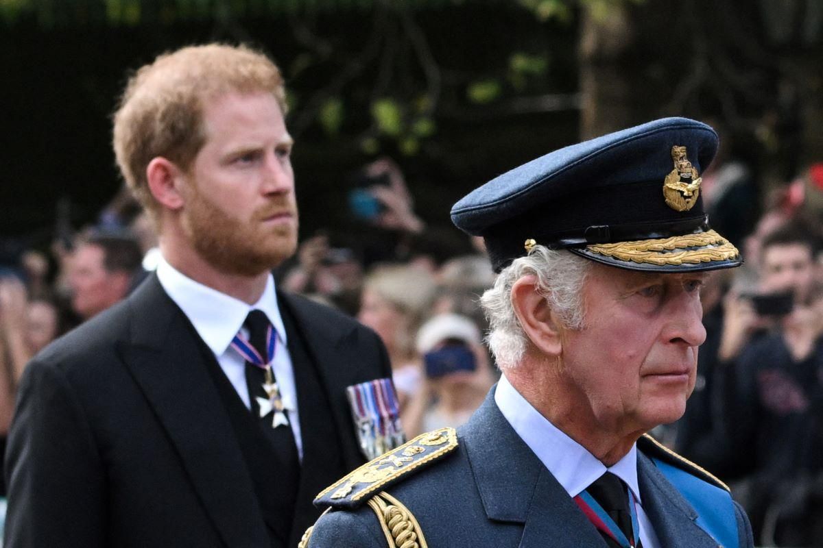 El rey Carlos III junto a su hijo, el pr&iacute;ncipe Harry.