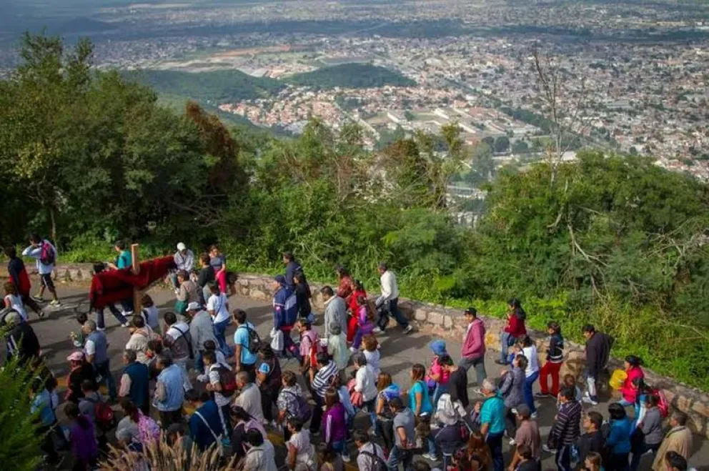 Vía Crucis en Salta: Inicia el recorrido de cientos de fieles desde la Cruz del Congreso Eucarístico