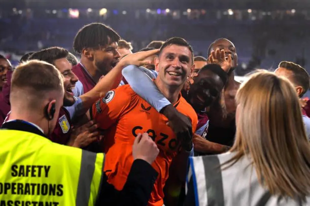 La increíble reacción que tuvo el Dibu Martínez para salvar al Aston Villa