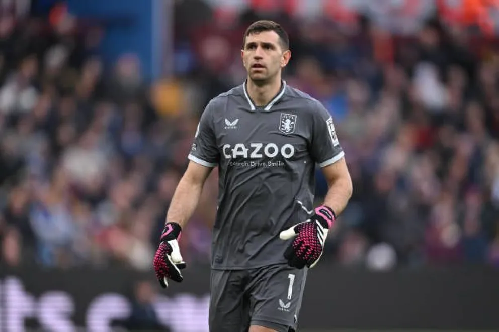 El Manchester United se pelea con otro grande de Inglaterra por el Dibu Martínez: ofrece millonaria suma