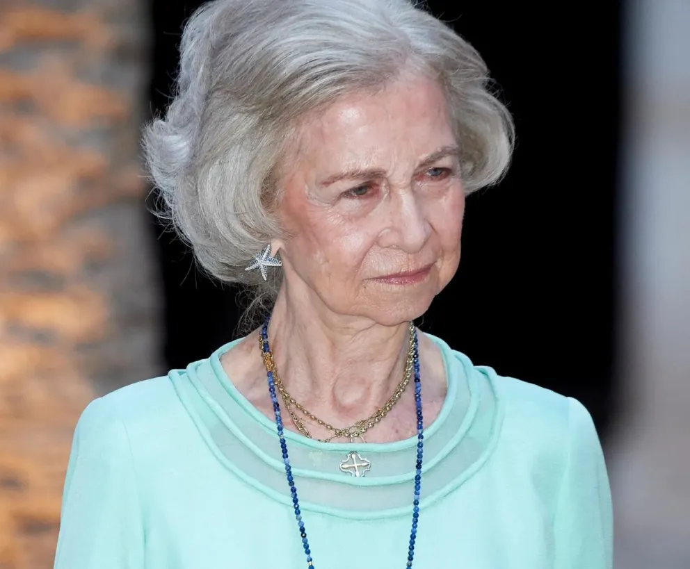 Bebía hasta el agua del florero: así fue la impactante adicción que escondió la reina Sofía por décadas