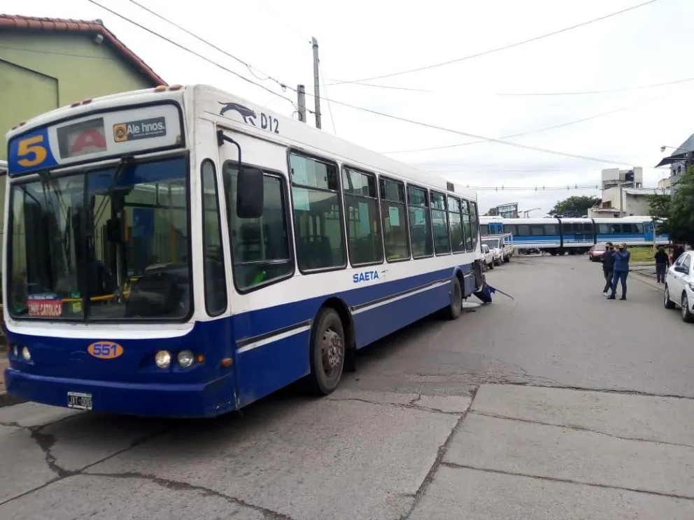 Terrible accidente: un vehículo terminó incrustado contra un colectivo