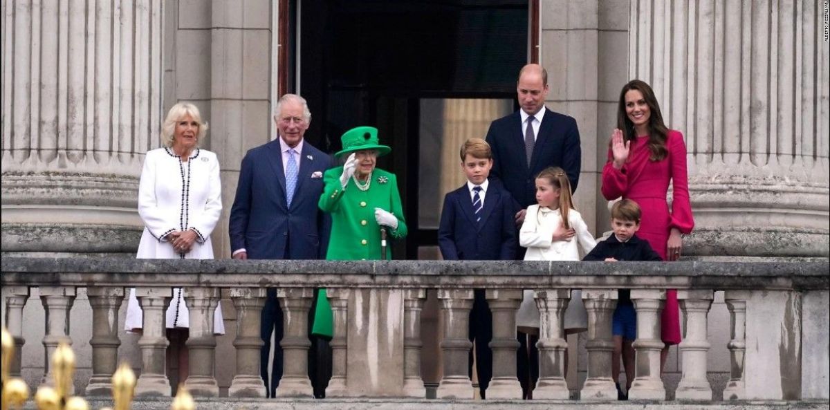 Isabel II en el balcón del Palacio.