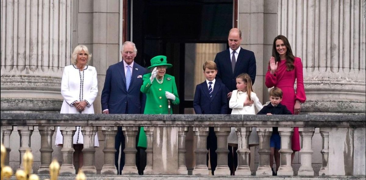 Isabel II en el balc&oacute;n del Palacio.