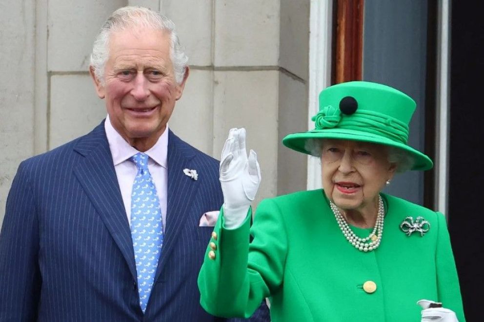 El rey Carlos III junto a la reina Isabel II.