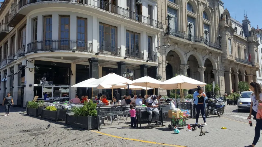En el bar New Time se cayó parte del balcón: un turista resultó herido a causa del impactante accidente