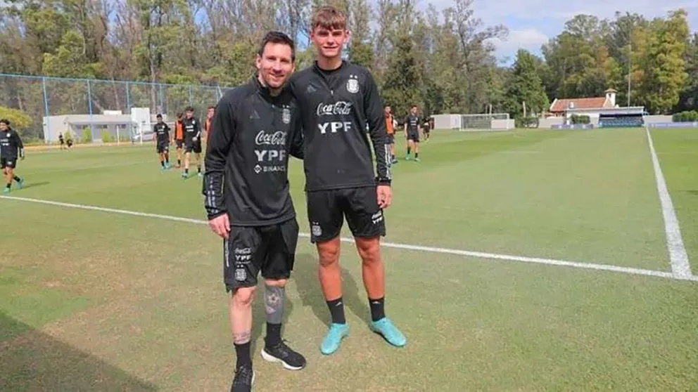 No se rinde: mientras Lionel Scaloni sigue sin convocarlo, lo que hizo Nico Paz para jugar con Lionel Messi