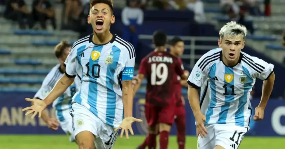 Emocionó a todos: el sentido mensaje de Claudio Echeverri a Lionel Messi que ilusionó a Lionel Scaloni