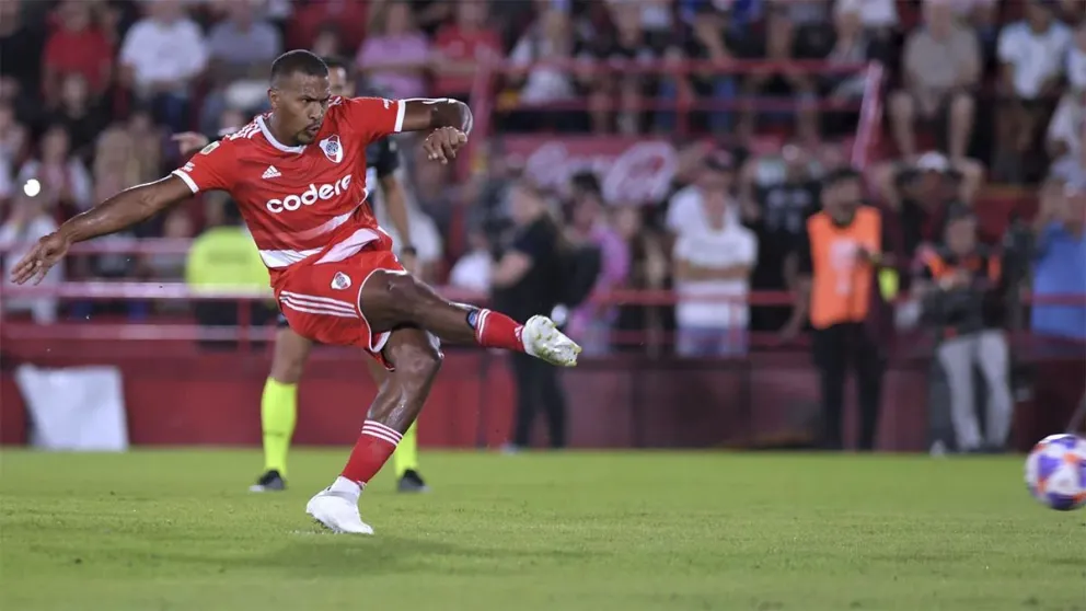 Festeja Demichelis: luego del bochorno en la Libertadores, River volvió al triunfo ante Huracán