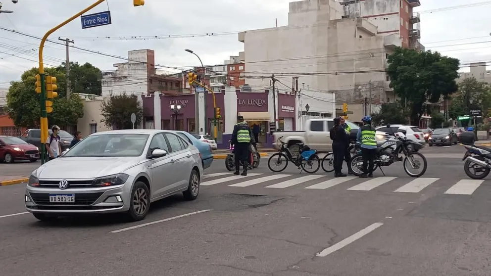 Un auto chocó e hirió a un hombre en Avenida Sarmiento 