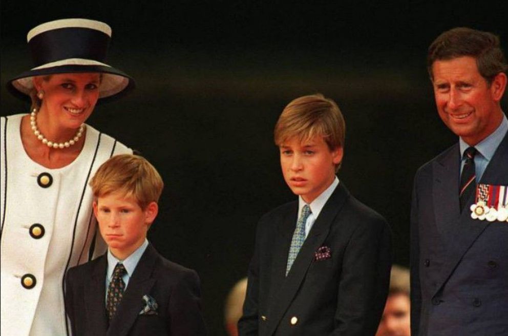 Lady Di junto a Carlos III y sus hijos.