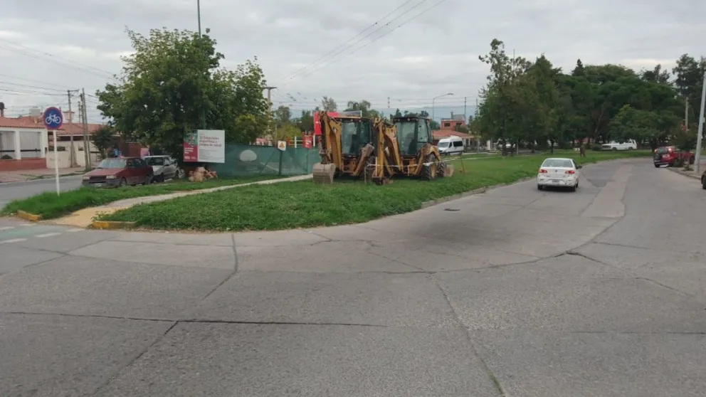 Un joven motociclista impactó contra una máquina retroexcavadora y murió al instante  