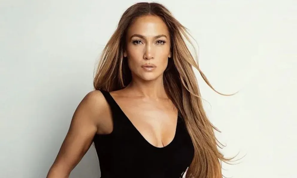 Tras el brutal ataque en redes, JLo responde con un impresionante look: Ben Affleck boquiabierto
