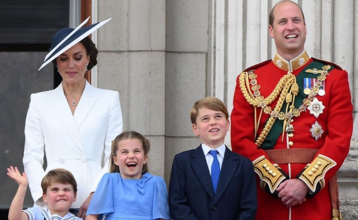 Los príncipes de Gales con sus hijos.