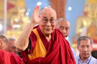 Exigen la detención del Dalái Lama por un controversial video: lo acusan de abuso infantil 