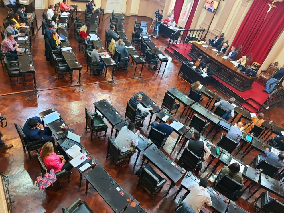 En vísperas al inicio de campaña, casi 30 diputados salteños faltaron a la sesión  