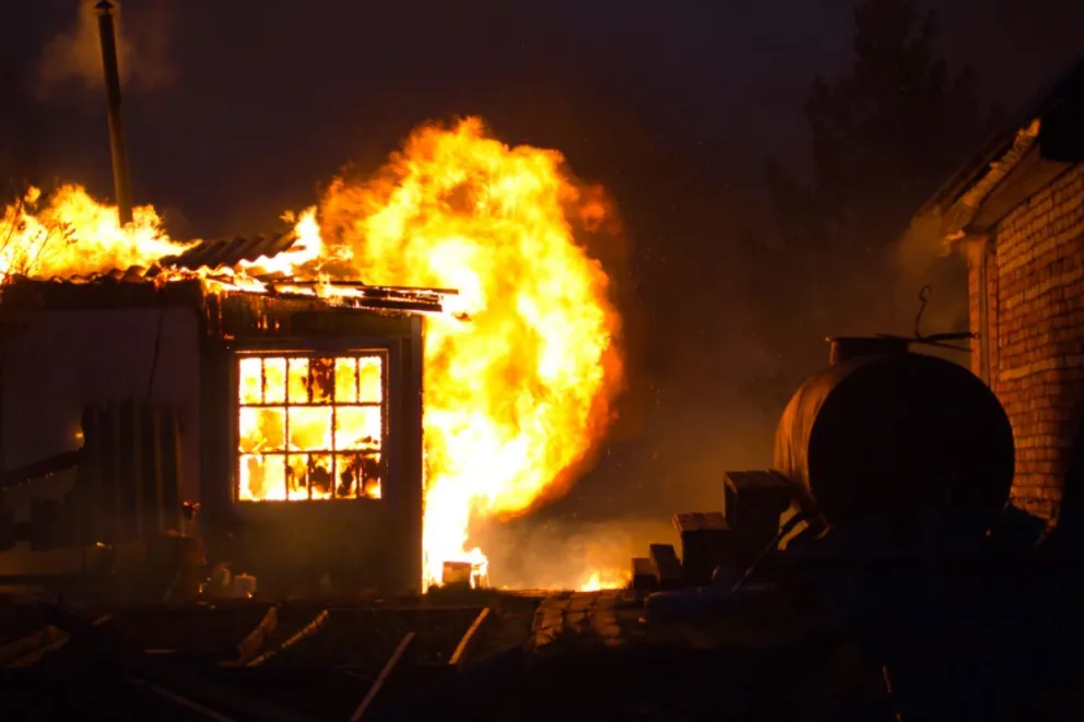 Un voraz incendio en una humilde carpintería acabó con un emprendimiento familiar 