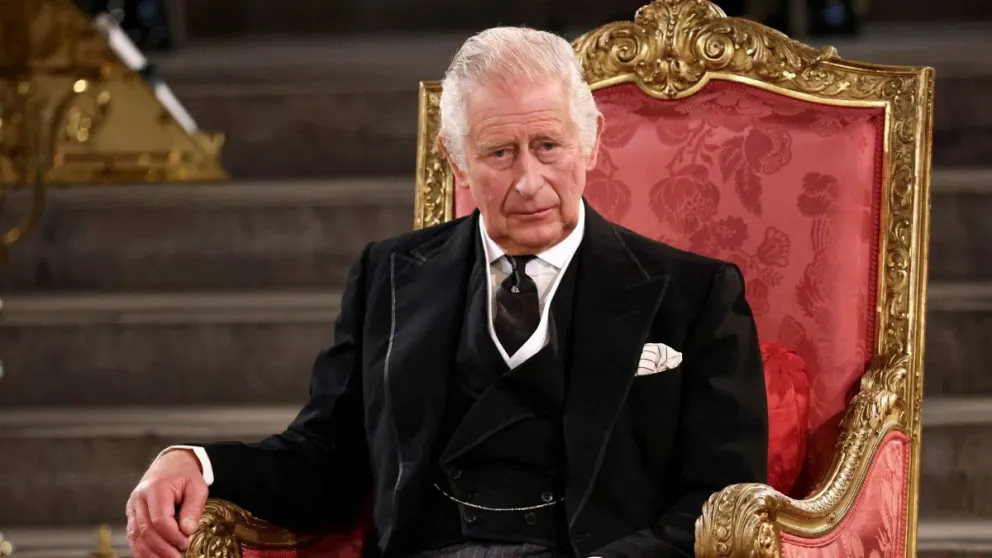 La inteligencia artificial sorprende: conocé la primeras imágenes de la ostentosa corona de Carlos III