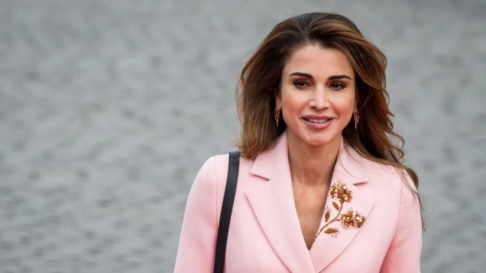 Continúa la opulencia: Rania de Jordania conquista con dos piezas de alta costura en su viaje a Japón
