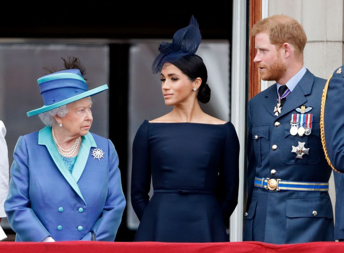 Isabel II junto a Harry y Meghan Markle.