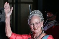 Preocupación por la salud de la reina Margarita de Dinamarca: reapareció públicamente con bastón en mano