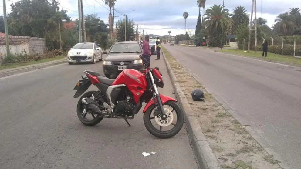 Más accidentes: un motociclista venía zigzagueando, chocó y se lesionó  
