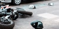 Terrible accidente: motociclista terminó en grave estado tras chocar con un auto