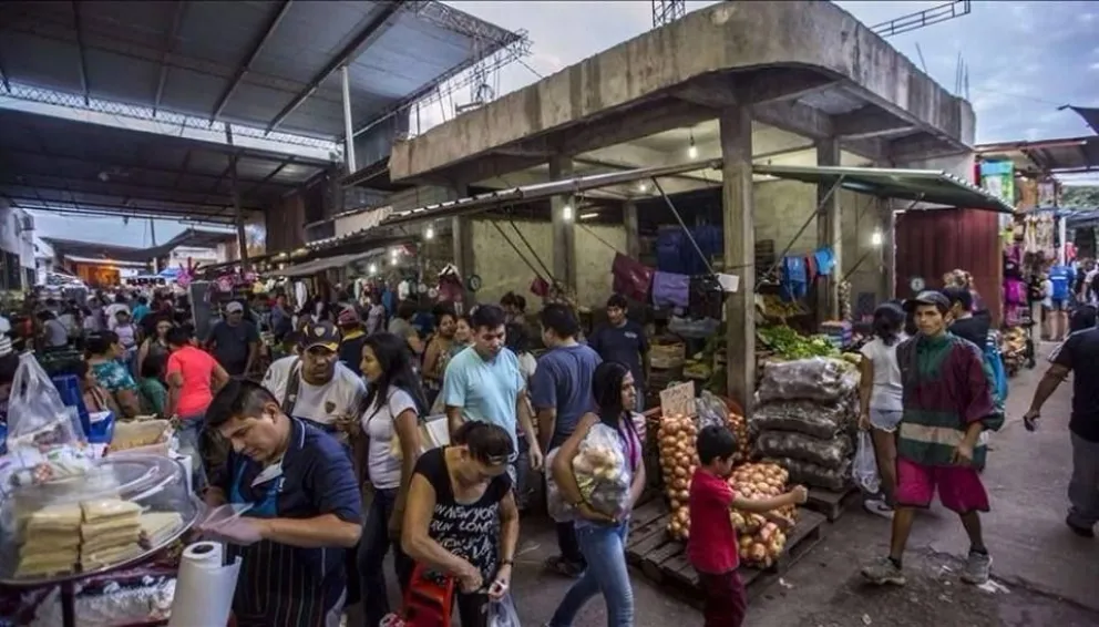 Un hombre apuñaló sorpresivamente a un trapito y a un perro en el mercado