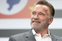 Arnold Schwarzenegger al grito de "hasta la vista baby" agarró la pala y conmocionó el vecindario