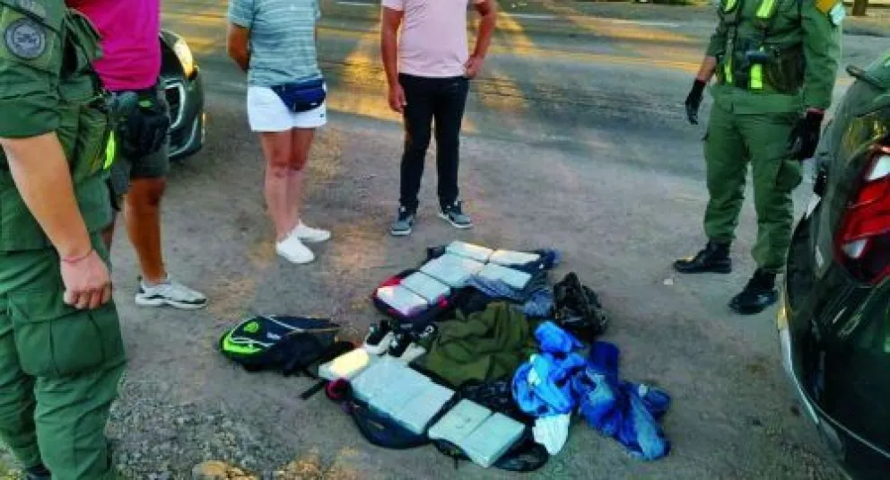 Detuvieron a un remís que llevaba más de 13 kilos de cocaína en Salta