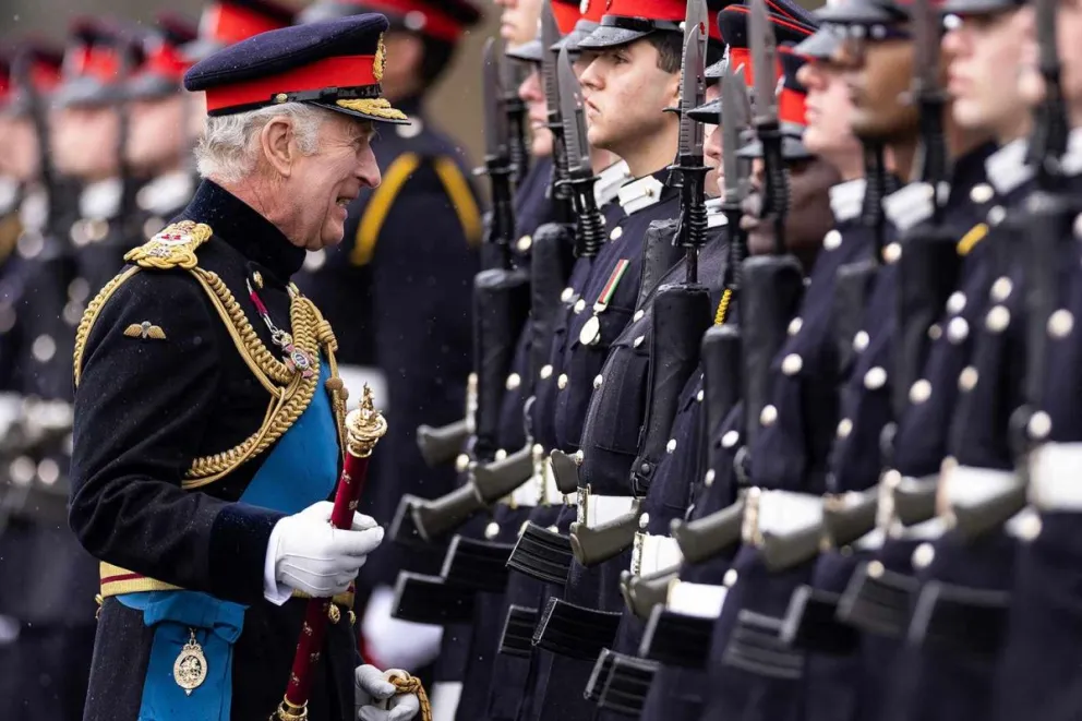 Carlos III fue fotografiado en su look militar mientras recibía la visita de un importante mandatario