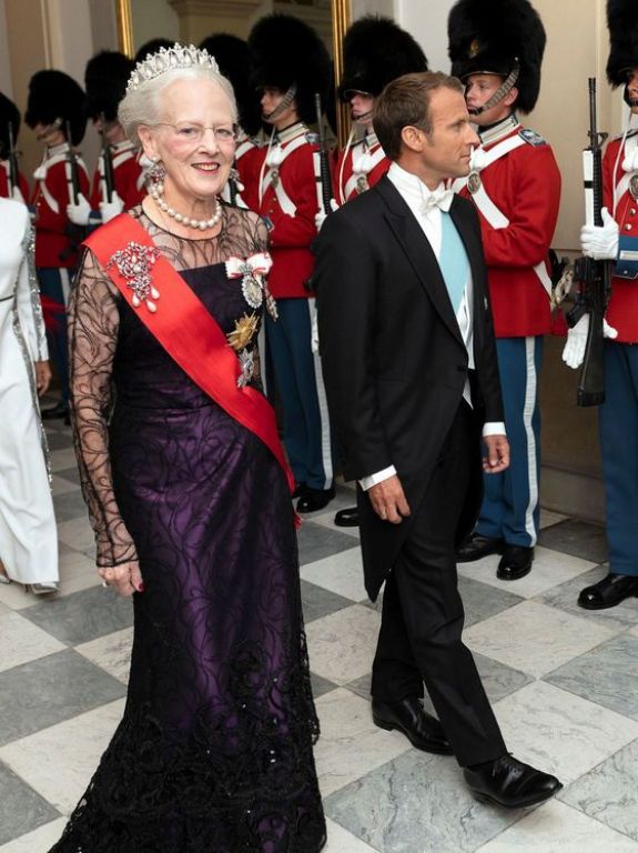 Macron junto a la reina Margarita.