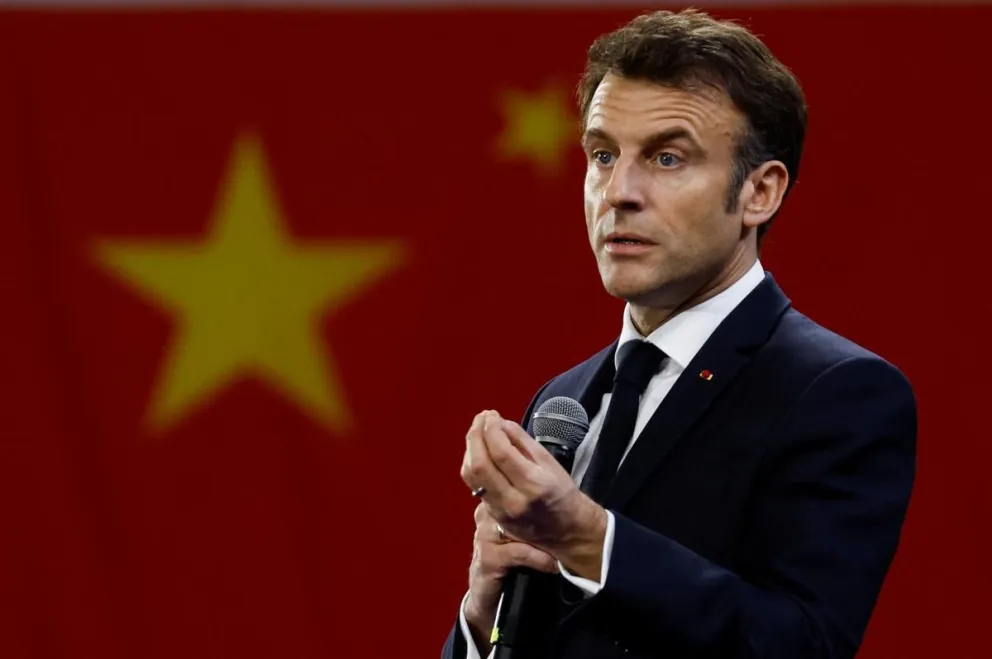 Desafiante, Emmanuel Macron le falta el respeto a la realeza: esto hizo ante los reyes de Holanda