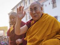 Otro escándalo del Dalái Lama: repudiable accionar que puso incómoda y tensa a Lady Gaga