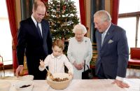 Desde un hámster de juguete hasta una tapa de inodoro: los extraños regalos de la familia real británica