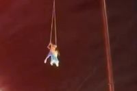 Video: una trapecista china murió tras caer al vacío durante un show