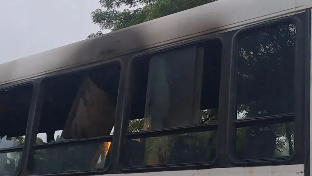|VIDEO|un colectivo se incendió y los pasajeros debieron escapar por las ventanas