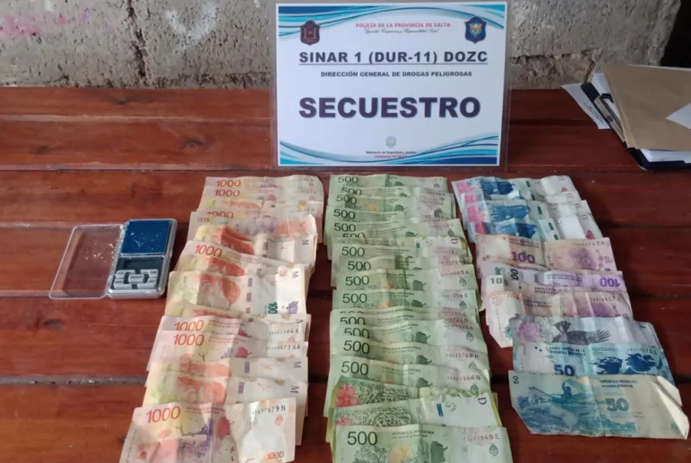 Buscaban una mochila, pero encontraron dinero, pasta base y una placa de tren robada