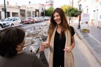 Bettina Romero recorrió el avance de las obras de pavimentación en el barrio Limache