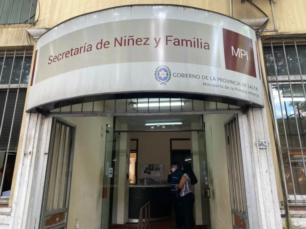 Empleadas de Primera Infancia apartadas por maltrato infantil, se encadenaron exigiendo ser reincorporadas