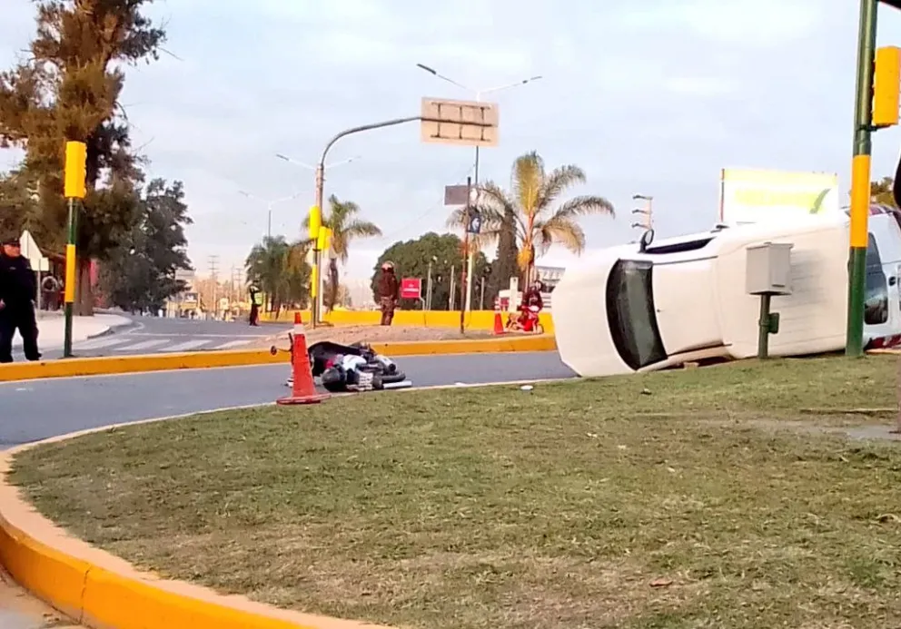 Terrible triple choque y vuelco en la rotonda de Cofruthos 