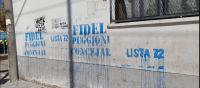 Un candidato vandalizó las paredes de un jardín de infantes y debió limpiarlas