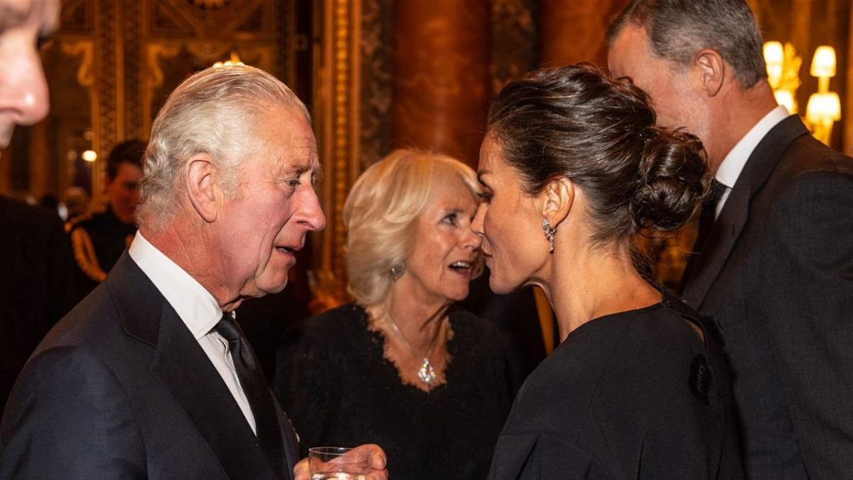 El rey Carlos III recibir&aacute; a Letizia y Felipe VI.