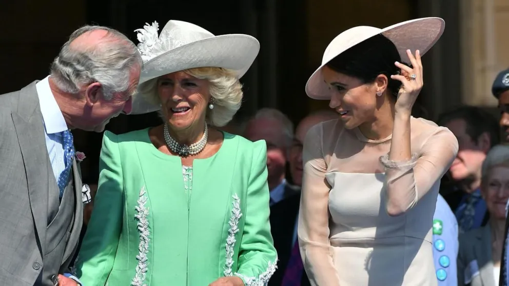 El sugerente gesto del rey Carlos III que favorece a Meghan Markle y “degrada” a Kate Middleton